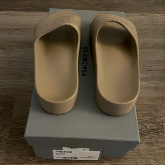 Balenciaga chunky slides- taupe - Picture 4 of 4